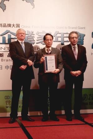 Mr wong receiving HK 100 most influential cert